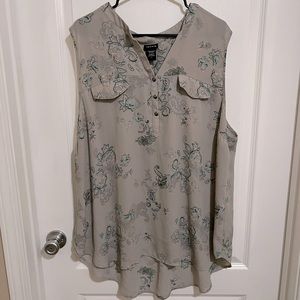 NWOT Torrid Sleeveless Harper hi-low shirt; size 3
